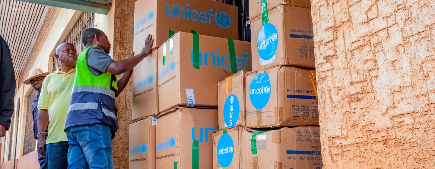 En République démocratique du Congo, le personnel de UNICEF livre des fournitures à la Direction provinciale de la santé à Bukavu. Les cartons, portant le logo de UNICEF , contiennent des équipements de protection individuelle destinés à la lutte contre Ebola.