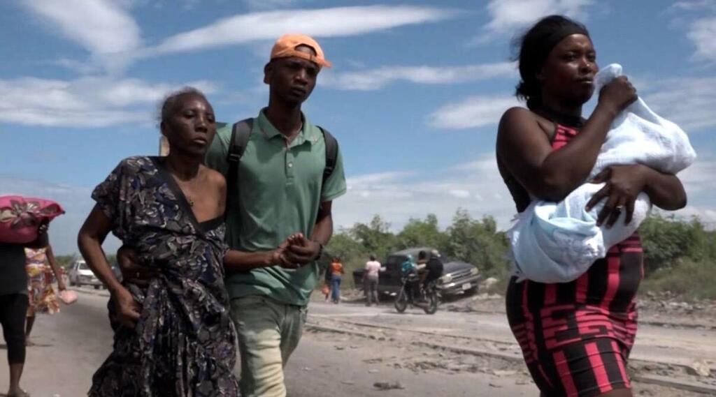 Los residentes de Cité Soleil huyen a través de la comunidad vecina de Drouillard, en el norte de Puerto Príncipe, Haití.