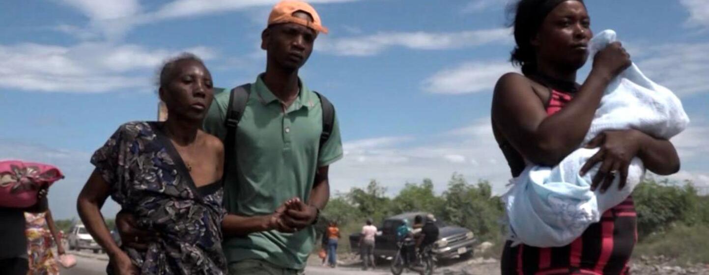 Les habitants de Cité Soleil, dont des familles avec enfants et des personnes âgées, fuient vers la commune voisine de Drouillard, au nord de Port-au-Prince, près de l'aéroport de la capitale haïtienne. Ces derniers jours, la reprise des affrontements entre groupes armés a contraint des milliers de personnes à quitter leurs foyers, souvent sans presque rien emporter.