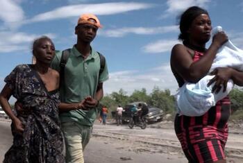Residents of Cité Soleil, including families with children and elderly people, flee through the neighbouring community of Drouillard in the north of Port-au-Prince near the Haitian capital’s airport. In recent days, renewed clashes between armed groups have forced thousands of people to run from their homes, often with very few belongings or resources.