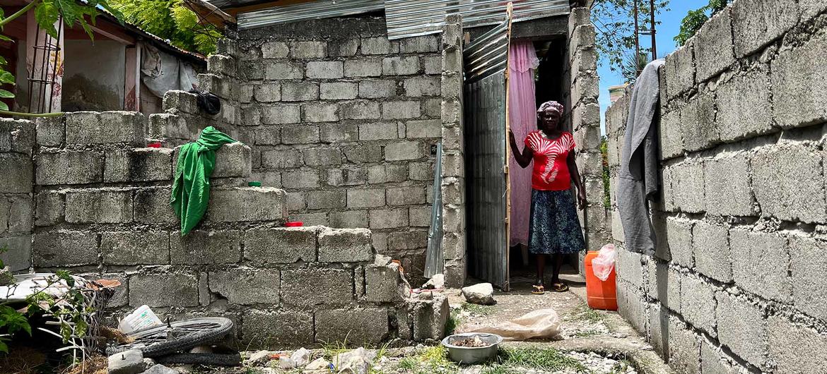 Las paredes de la casa de Roslaine Jeantine resistieron el terremoto de agosto de 2021, pero no el techo.