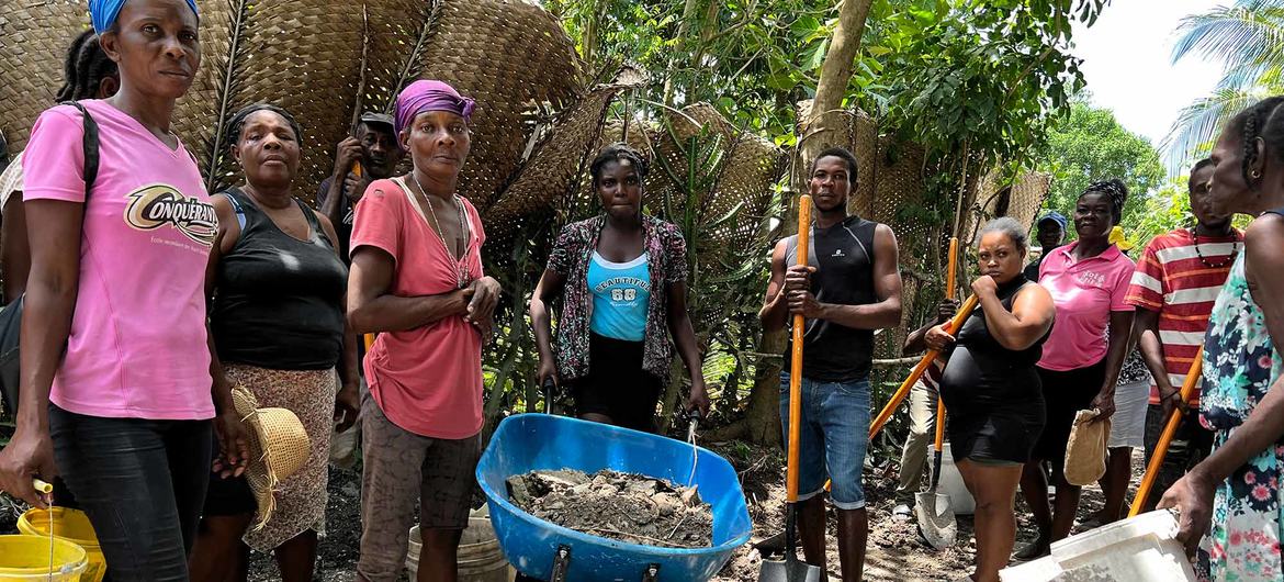 Des travaux de réhabilitation des routes sont menés par des gens vivant à Laurent dans le sud d'Haïti.