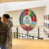 Uma placa na parede dos escritórios da ONU em Abuja, na Nigéria, mostra os ODSs.
