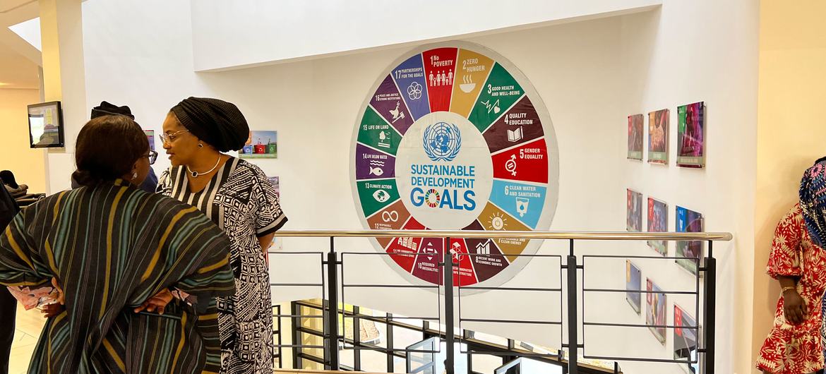 Uma placa na parede dos escritórios da ONU em Abuja, na Nigéria, mostra os ODSs.