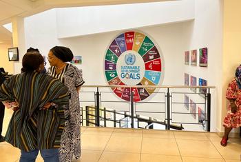 联合国驻尼日利亚阿布贾办事处墙上的展示的可持续发展目标。