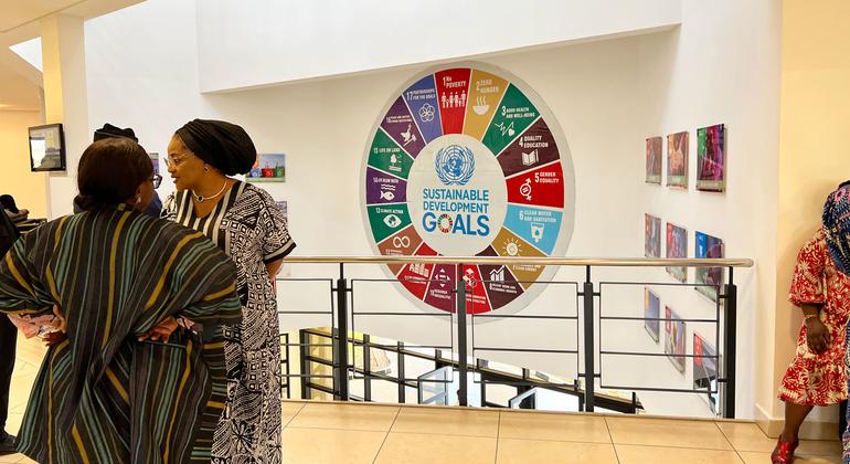 Una placa mural en las oficinas de la ONU en Abuja (Nigeria) muestra los Objetivos de Desarrollo Sostenible.