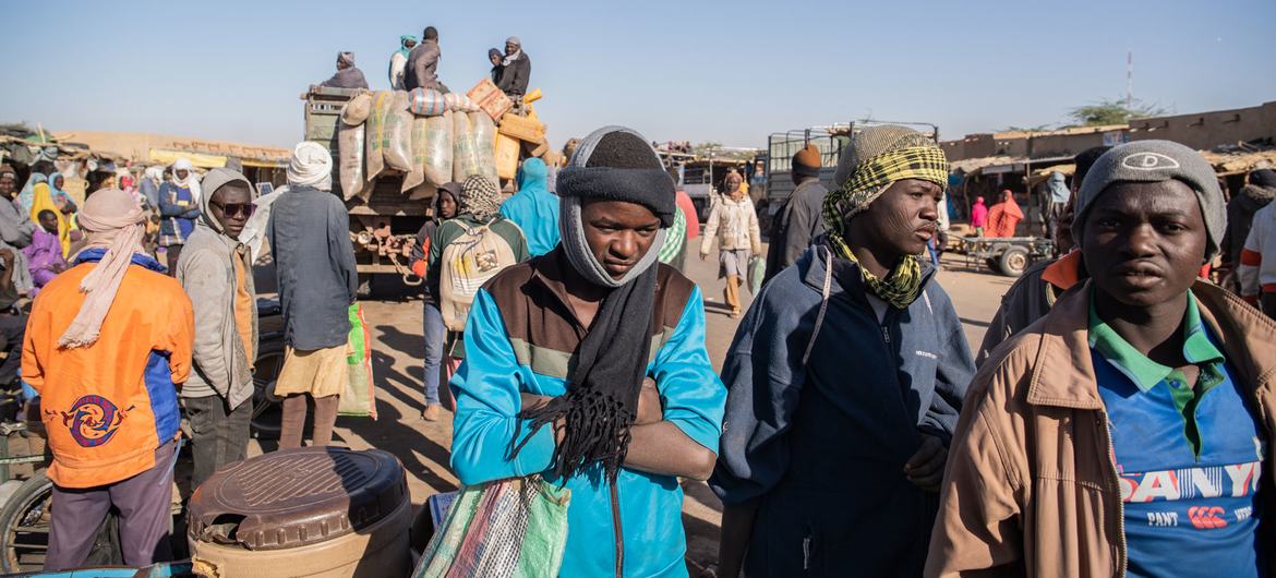 Young migrants at the crossroads between Zinder and Agadez regions. (file)