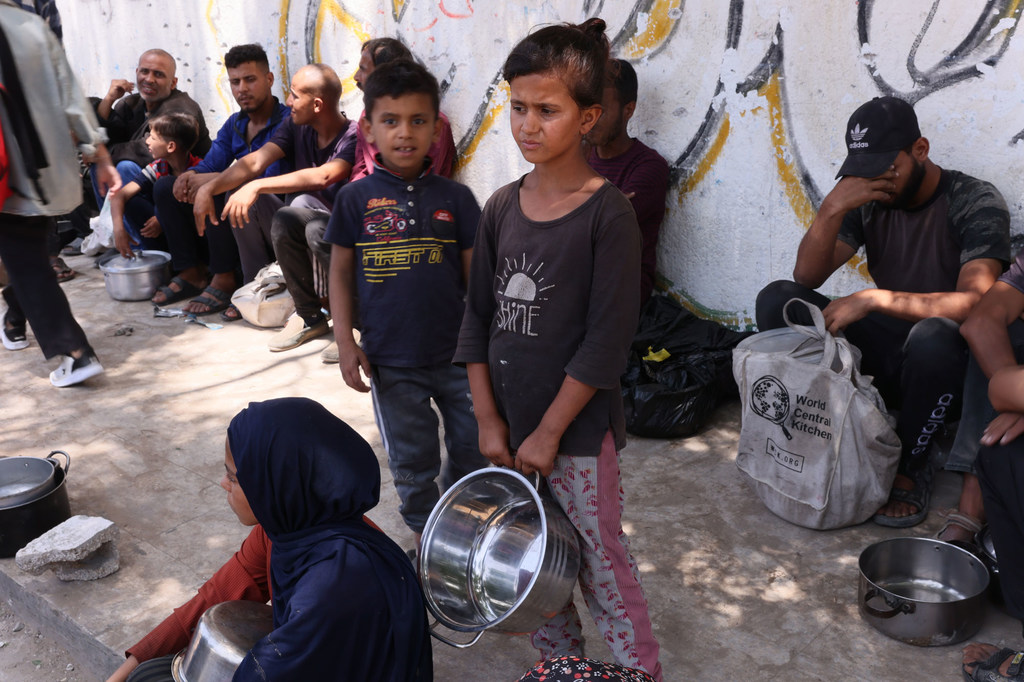 Niños esparando comida en Gaza