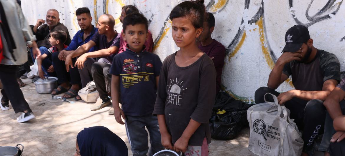 इसराइली पाबन्दी के कारण, पर्याप्त सहायता सामग्री, ग़ाज़ा में दाख़िल नहीं हो पा रही है.