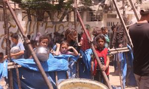 Niños haciendo cola para recibir comida en Gaza (archivo).