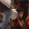 Un enfant attend de la nourriture à Gaza.
