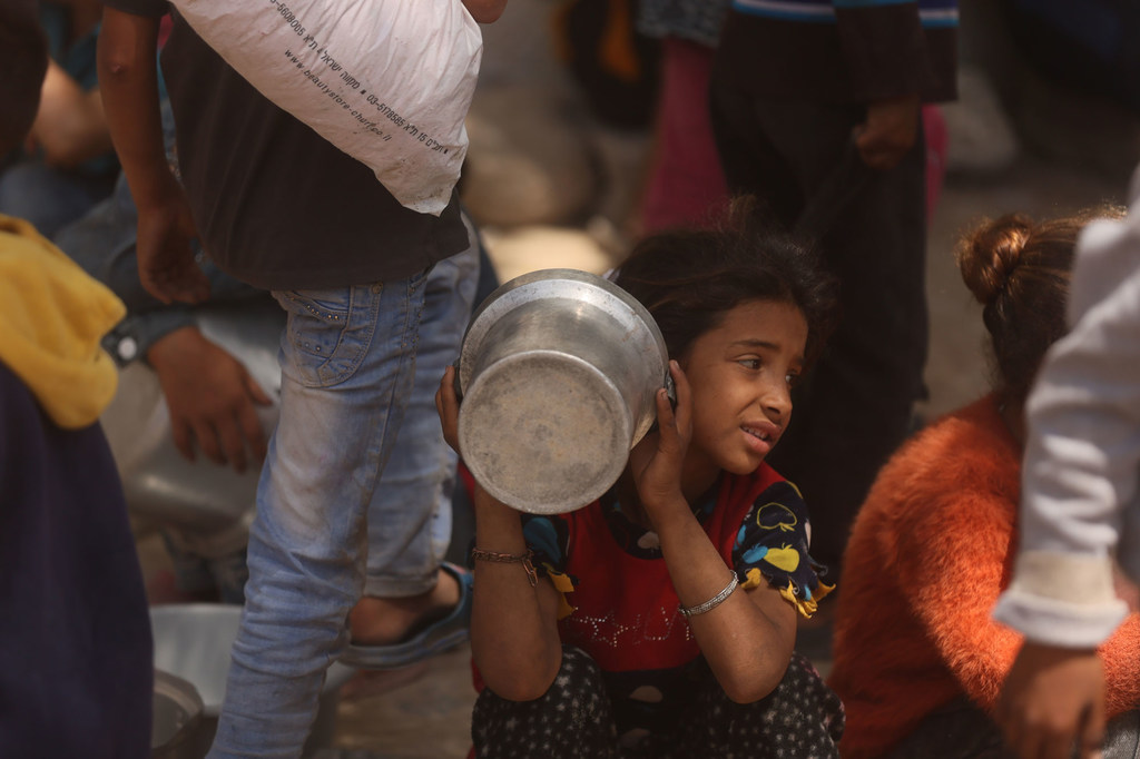 Un enfant attend de la nourriture à Gaza.