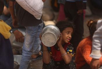 Un enfant attend de la nourriture à Gaza.