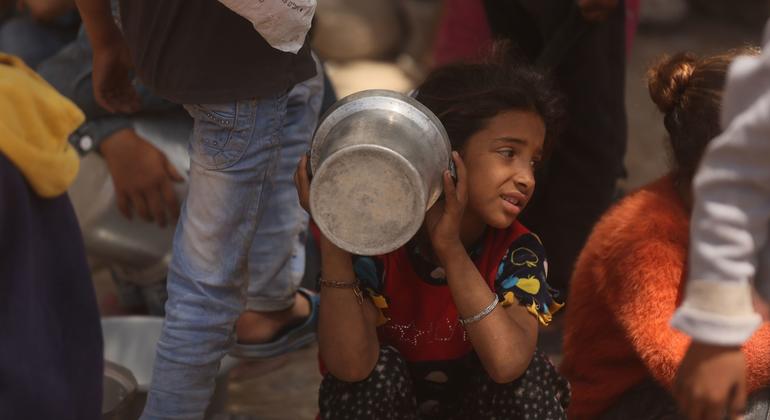 Millions of people are facing starvation between Israeli bombings and firing in Gaza. Millions of people are facing starvation between Israeli bombings and firing in Gaza.