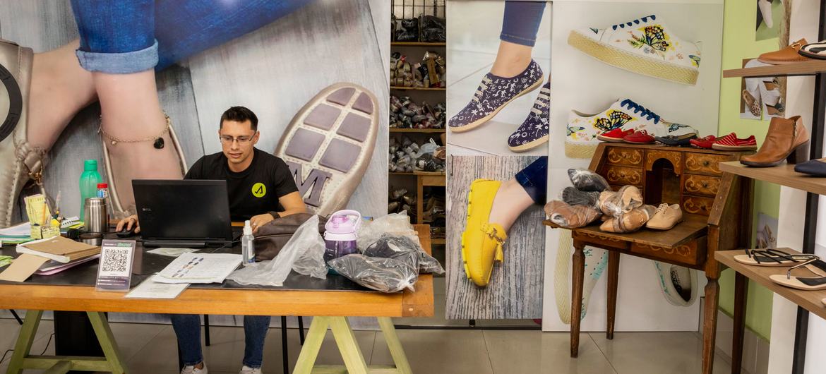 Um refugiado da Venezuela trabalha em uma fábrica de calçados no Equador