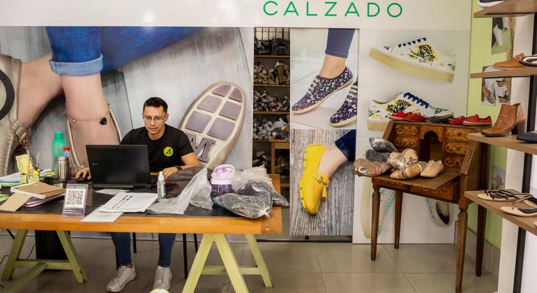 Un refugiado de Venezuela trabaja en una empresa de calzado en Ecuador.
