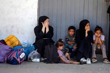 عائلة تستريح بعد نزوحها من دير البلح في قطاع غزة في تموز/يوليو 2025.