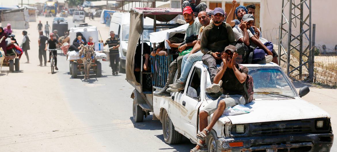 Familias evacuando Deir Al-Balah, en la Franja de Gaza.