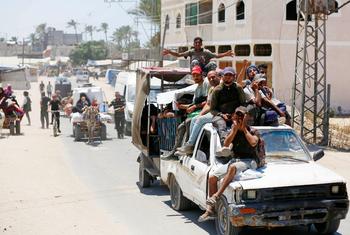 Familias evacuando Deir Al-Balah, en la Franja de Gaza.