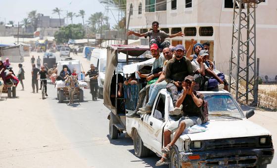 Familias evacuando Deir Al-Balah, en la Franja de Gaza.
