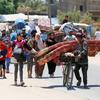 Las familias trasladan sus pertenencias mientras evacuan Deir Al-Balah, en la Franja de Gaza.