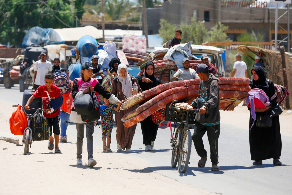 Las familias trasladan sus pertenencias mientras evacuan Deir Al-Balah, en la Franja de Gaza.