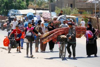Las familias trasladan sus pertenencias mientras evacuan Deir Al-Balah, en la Franja de Gaza.