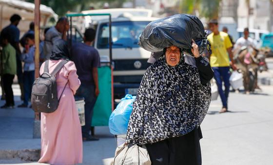 عائلات نازحة من مدينة دير البلح في قطاع غزة.