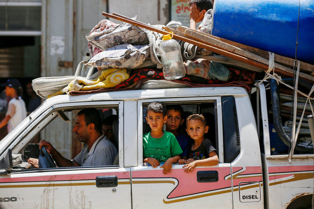 Des familles évacuées de Deir Al-Balah dans le centre de Gaza, après un nouvel ordre d'évacuation israélien.