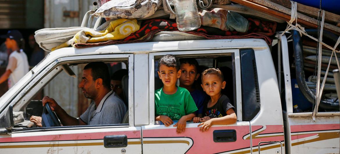 Operações militares israelenses deslocam à força centenas de milhares de civis que já estão exaustos e traumatizados Operações militares israelenses deslocam à força centenas de milhares de civis que já estão exaustos e traumatizados