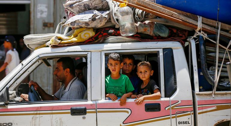Famílias evacuadas de Deir Al-Balah na Faixa de Gaza