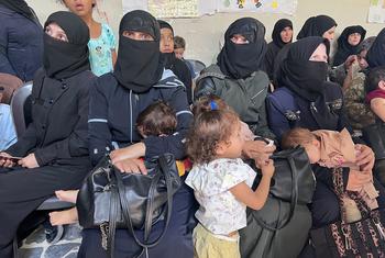 شام کے ایک مرکز صحت پر مائیں اپنے بچوں کے ساتھ طبی معائنہ کی منتظر بیٹھی ہیں۔