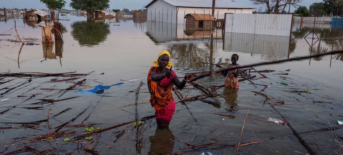 दक्षिण सूडान में, चरम मौसम के कारण उत्पन्न घटनाओं का एक दृश्य. ऐसी घटनाओं से दुनिया भर में एक बड़ी आबादी प्रभावित होती है.