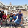Habitantes de Massafer Yatta, en el sur de Cisjordania, sentados frente a edificios demolidos.