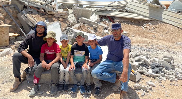 Habitantes de Massafer Yatta, en el sur de Cisjordania, sentados frente a edificios demolidos.