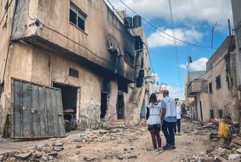 Des travailleurs humanitaires évaluent les dégâts après un raid militaire sur un camp de réfugiés à Jénine. (Archives : juillet 2023)