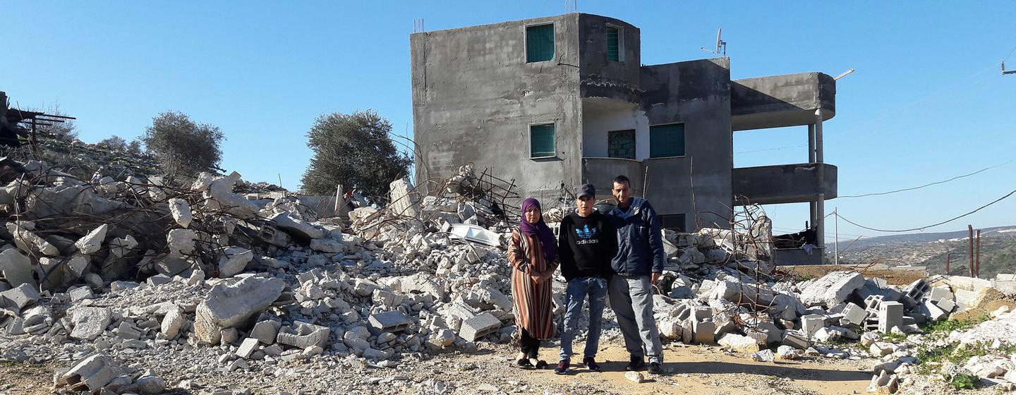 Des Palestiniens se tiennent devant leur maison démolie en Cisjordanie (photo d'archives).