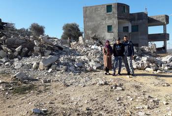 Des Palestiniens se tiennent devant leur maison démolie en Cisjordanie (photo d'archives).