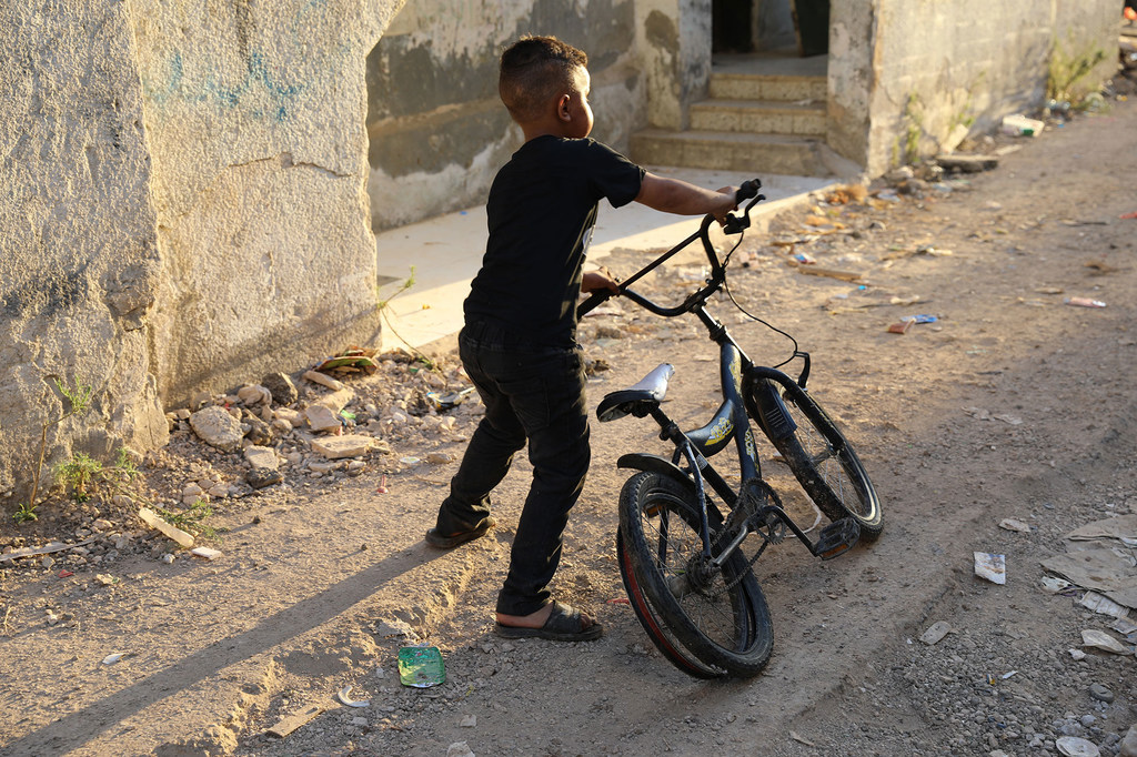 Un enfant joue devant sa maison détruite dans le camp de réfugiés de Jénine, en Cisjordanie.