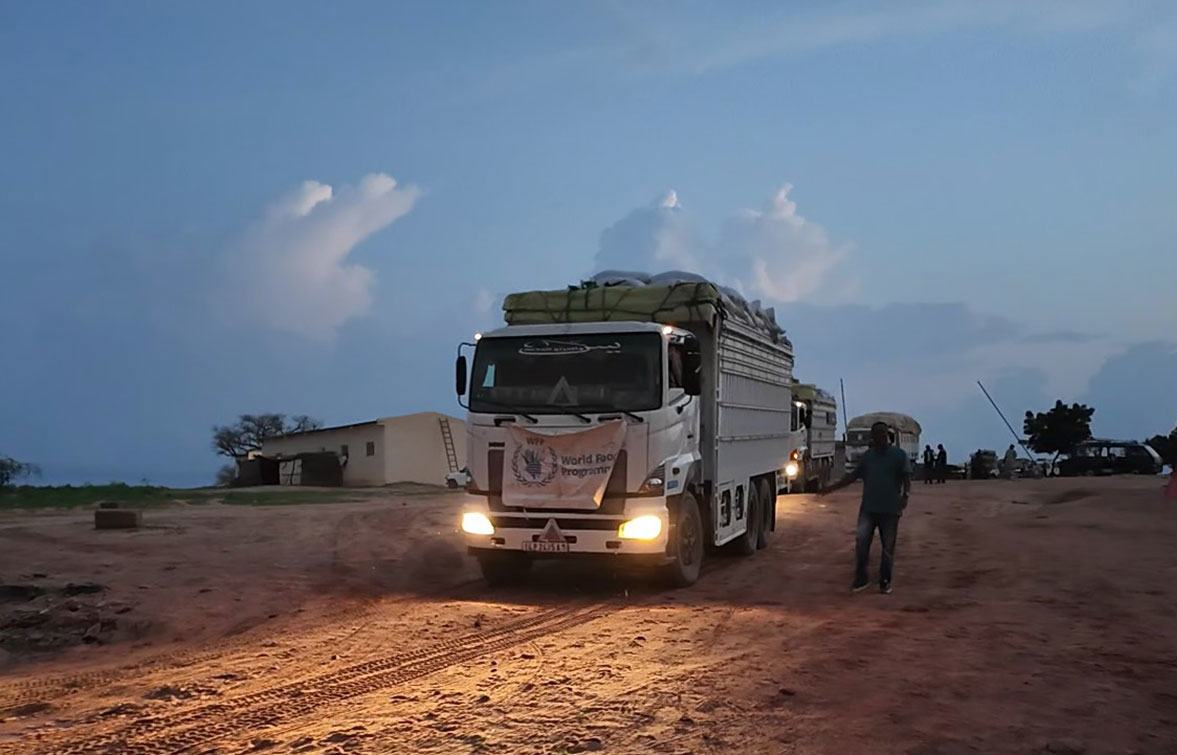 شاحنات محملة بإمدادات غذائية حيوية تعبر الحدود من تشاد إلى السودان عبر معبر أدري.