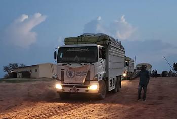 شاحنات محملة بإمدادات غذائية حيوية تعبر الحدود من تشاد إلى السودان عبر معبر أدري.