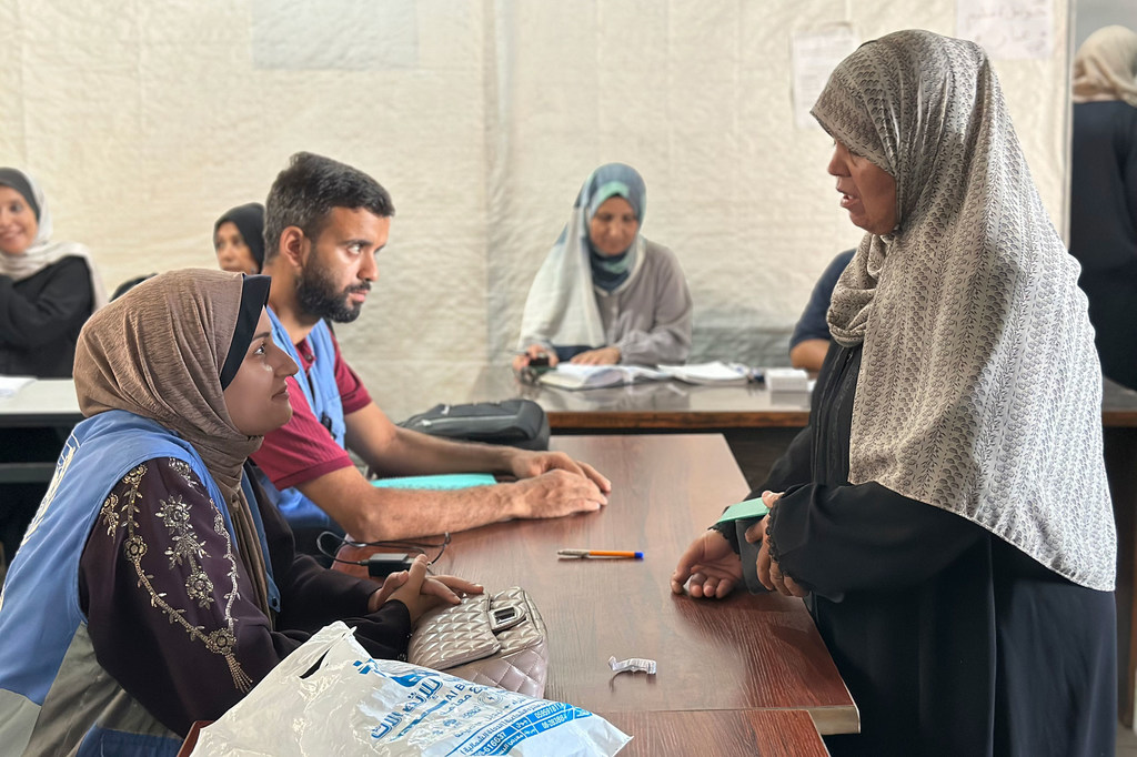 Wafanyakazi wa UNRWA wa Jiji la Gaza wanatoa huduma ya utapiamlo katika kituo cha afya huko Gaza. Wafanyakazi wa UNRWA wa Jiji la Gaza wanatoa huduma ya utapiamlo katika kituo cha afya huko Gaza.