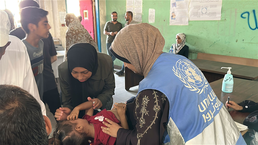 Un agent de santé de l'UNRWA examine un enfant souffrant de malnutrition dans la ville de Gaza.