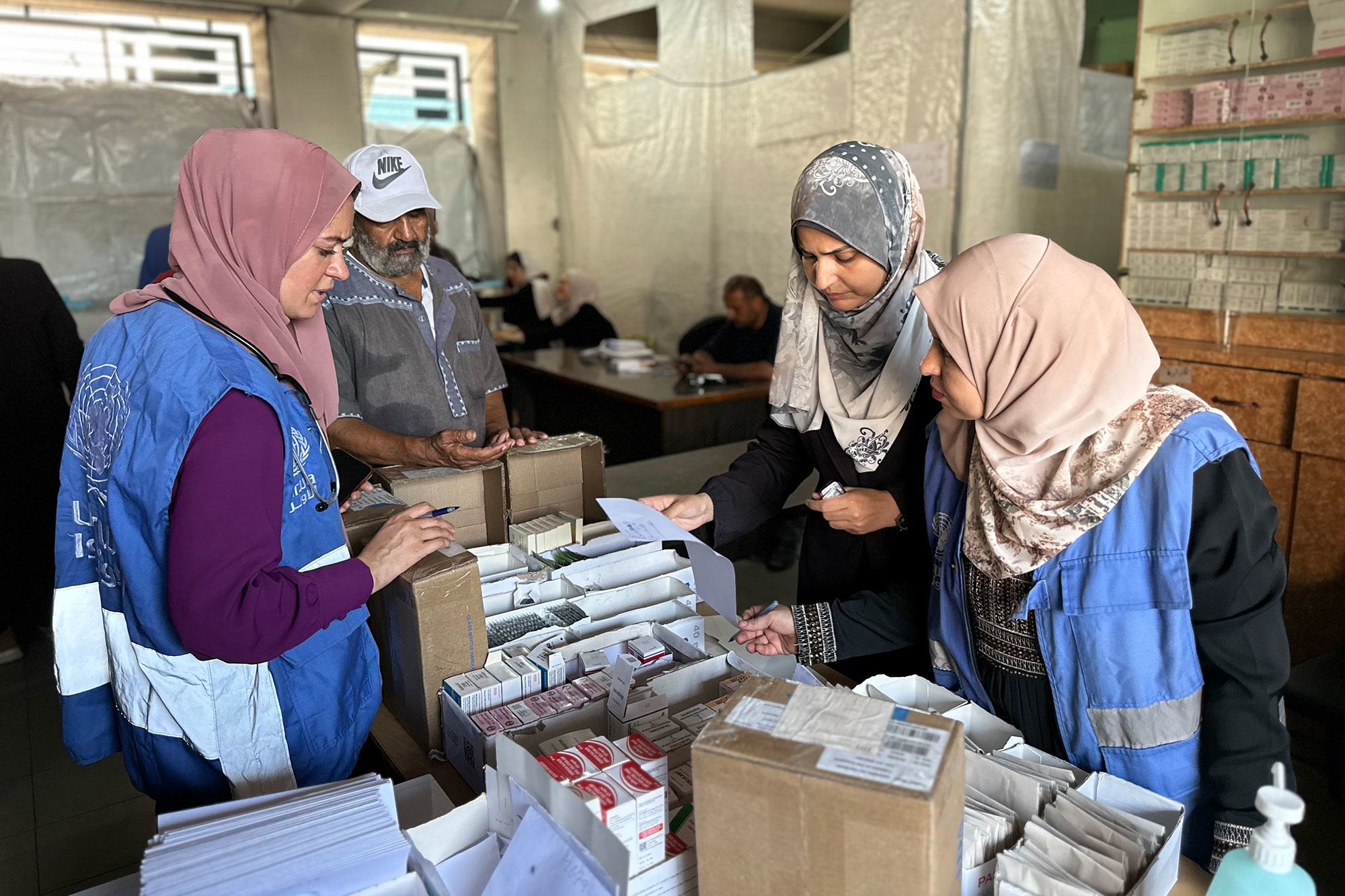 Des agentes de santé de l'UNRWA font l'inventaire des fournitures médicales dans Gaza-ville.