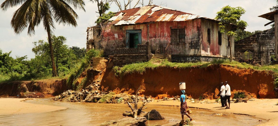 Политика Либерии в области климата направлена на то, чтобы помочь людям, живущим на побережье, противостоять экстремальным погодным явлениям.