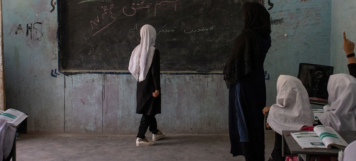 Des élèves ont repris l'école à Hérat, en Afghanistan, mais les filles n'ont été autorisées à retourner dans les écoles secondaires.