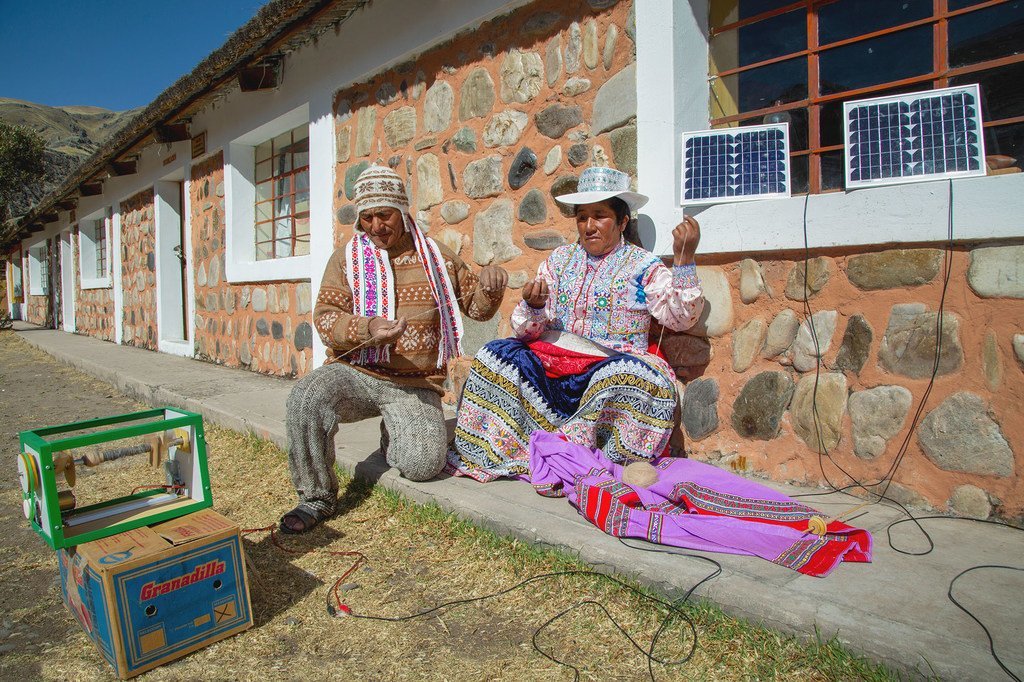 Los habitantes de la aldea peruana de Sibayo utilizan una máquina de hilar con energía solar.