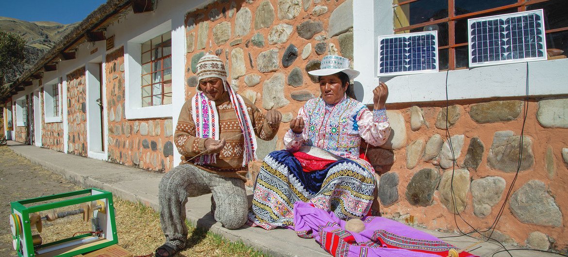 秘鲁锡巴约村的村民在使用太阳能驱动的纺纱机。 