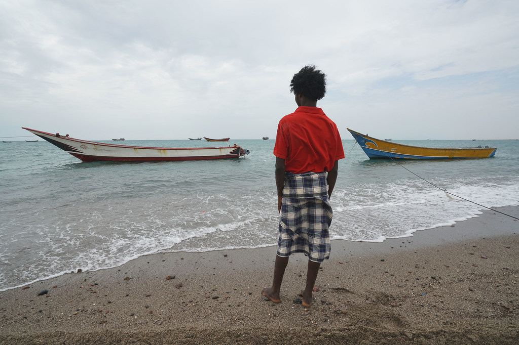 Un jeune migrant contemple la mer après son arrivée au Yémen en provenance de Djibouti