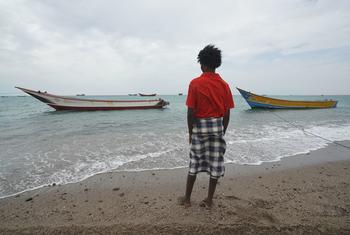 Un jeune migrant contemple la mer après son arrivée au Yémen, en provenance de Djibouti. (archives)